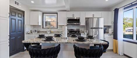 Geladeira, micro-ondas, fogão, cooktop