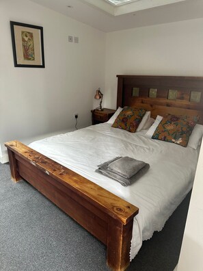 Tabla de planchar con plancha y acceso a internet 