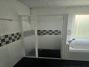 Deluxe Double Room | Bathroom - Kaengkrachan Diamond Green Resort (Kaeng Krachan)