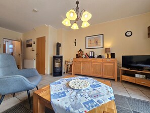 Fernseher, Kamin, DVD-Player, Stereoanlage