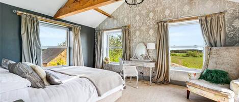 Iron/ironing board, internet, bed sheets