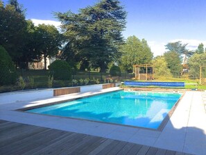 Seasonal outdoor pool, open 4:00 PM to 7:30 PM, free pool cabanas - DOMAINE DES GRANDS CÈDRES (Cordelle)