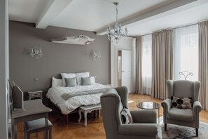 Family Quadruple Room, Garden View | Blackout curtains, soundproofing, free WiFi - DOMAINE DES GRANDS CÈDRES (Cordelle)