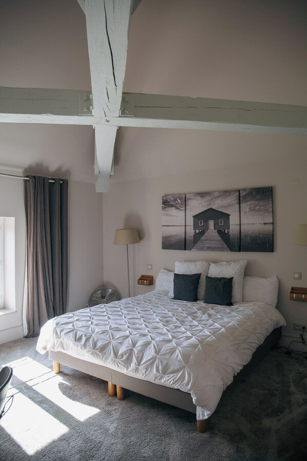 Cortinas blackout, insonorización, wifi gratis y ropa de cama 