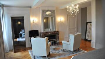 Blackout drapes, soundproofing, free WiFi