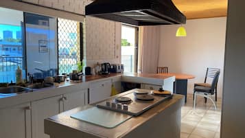 Een koelkast, een microgolfoven, een kookplaat