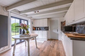 Fridge, microwave, oven, stovetop - The Cozy Relax Home - Nature, Comfort & Style (Beernem)