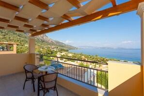 House - Villa Aurora in Mparmpati (Corfu)