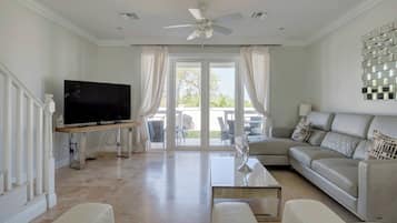 House, 4 Bedrooms, Balcony, Garden View | Living area