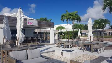 Rumah, 4 kamar tidur, balkon, pemandangan kebun | Tempat makan outdoor