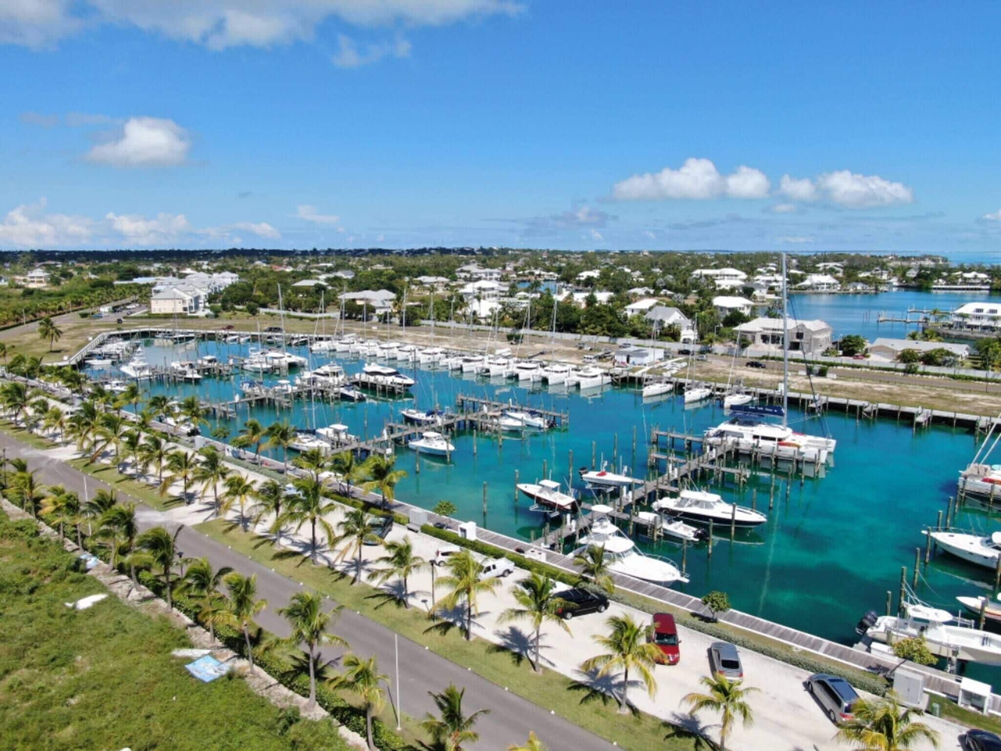 Talo, 4 makuuhuonetta, parveke, näköala puutarhaan | Huvivenesatama