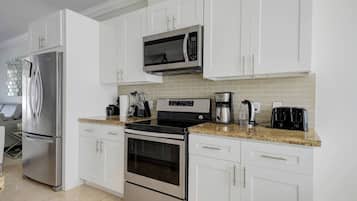 House, 4 Bedrooms, Balcony, Garden View | Interior