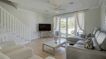 House, 4 Bedrooms, Balcony, Garden View | Living room