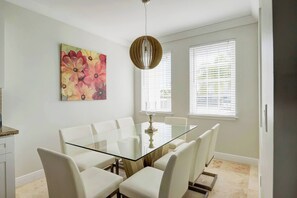 Casa, 4 quartos, sacada, vista para o jardim | Sala de jantar