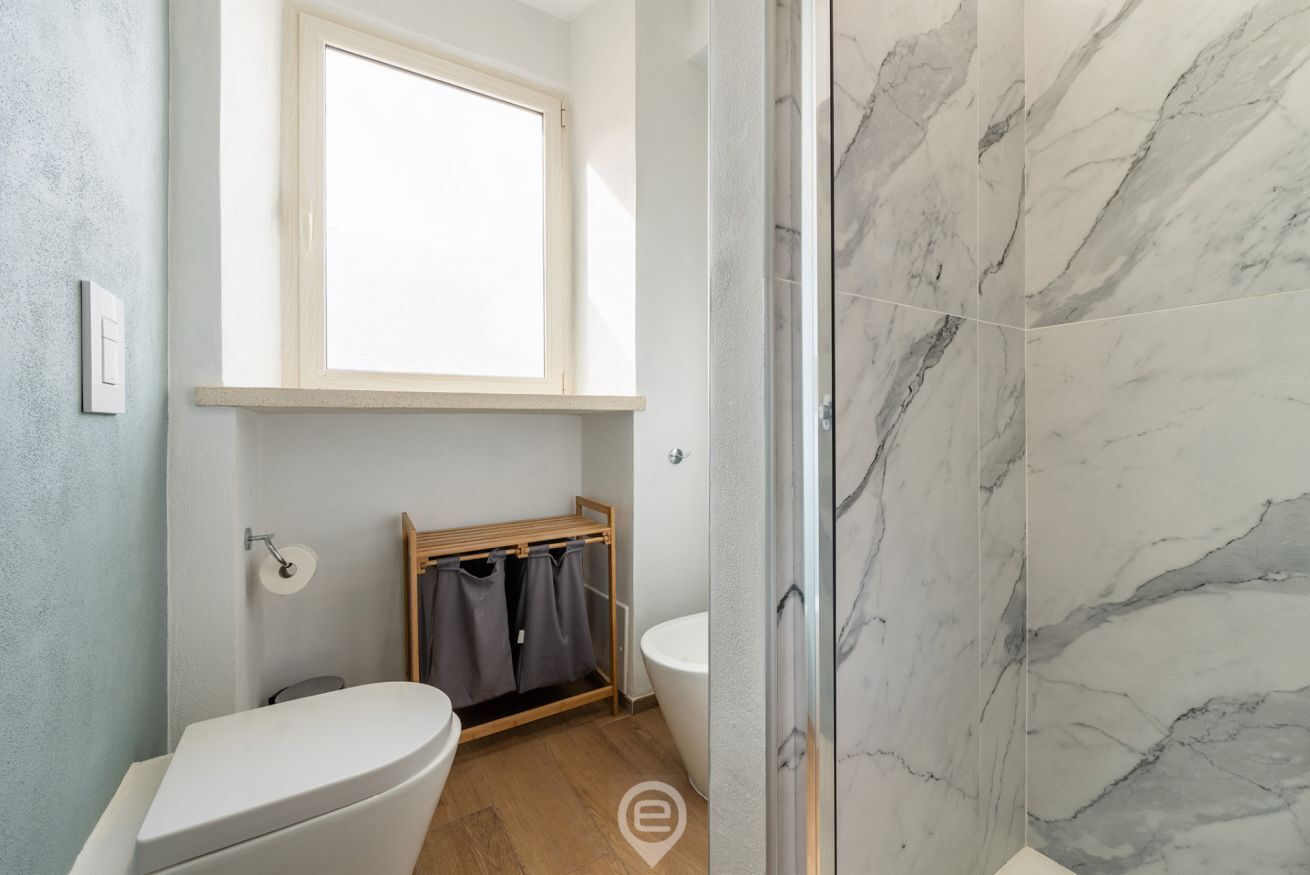 Shower, bidet, towels, shampoo