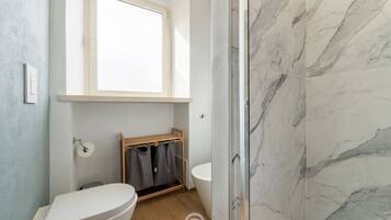Shower, bidet, towels, shampoo
