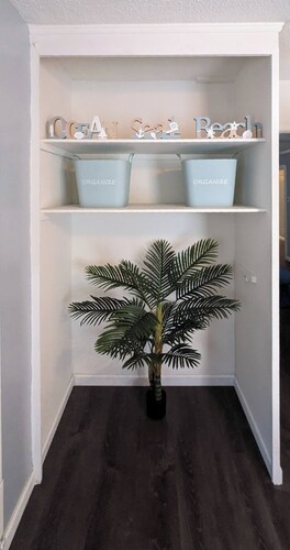 Spacious 3 bedroom home by Hancock Park and 10 minutes to Hollywood Walk of Fame