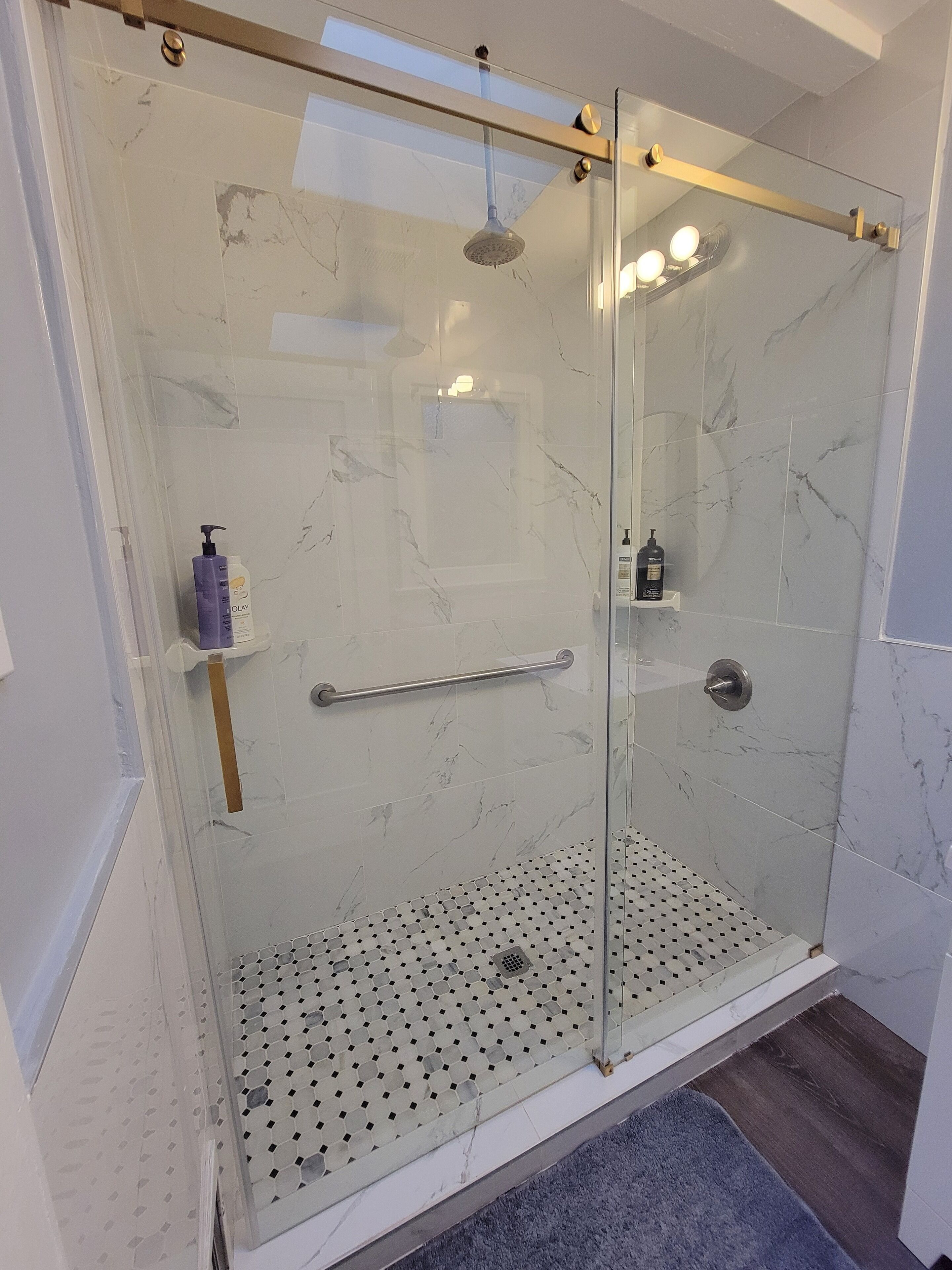 Douche, sèche-cheveux, serviettes fournies, savon