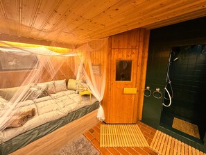 Tabla de planchar con plancha, wifi y ropa de cama 