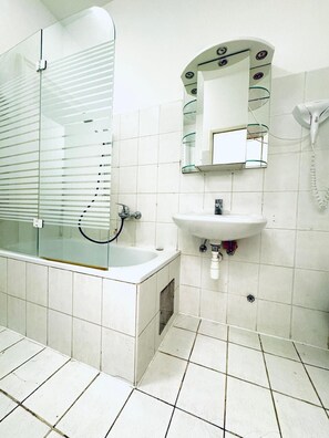 Bathroom - Affordable 4BR Near Stadthalle (Vienna)