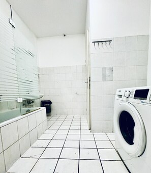 Basic Apartment | Bathroom