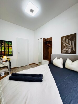 Iron/ironing board - Affordable 4BR Near Stadthalle (Vienna)