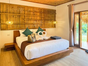 Superior tweepersoonskamer, 1 kingsize bed | Een kluis op de kamer, een laptopwerkplek, verduisterende gordijnen