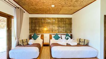 Tremannsrom – deluxe, hageutsikt | Safe på rommet, skrivebord for bærbar PC og blendingsgardiner