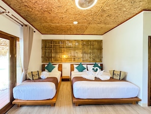 Deluxe-værelse til 3 personer - udsigt til have | Pengeskab på værelset, arbejdsområde til bærbare computere