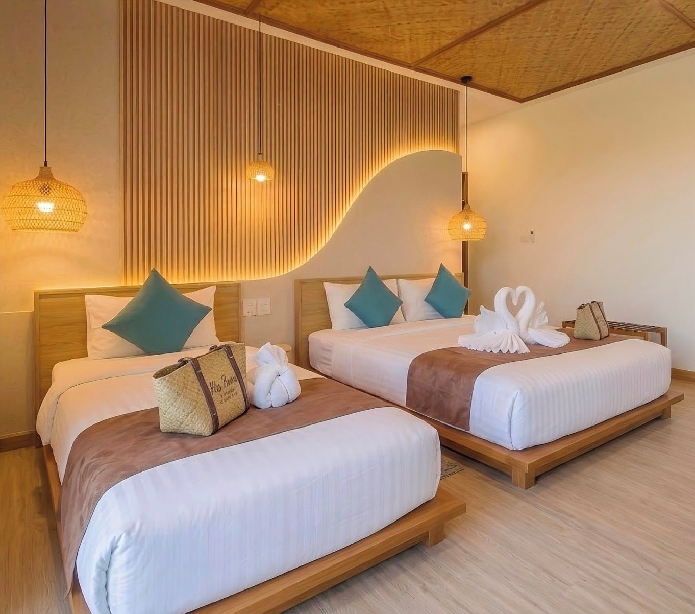 Een hotelkamer met twee bedden, houten hoofdeinden en een bijzonder wandontwerp.