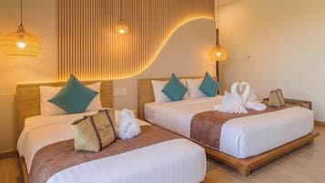 Een hotelkamer met twee bedden, houten hoofdeinden en een bijzonder wandontwerp.
