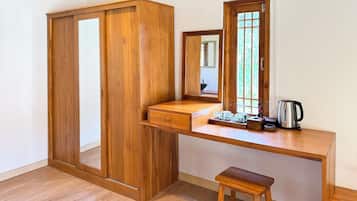 Deluxe Triple Room, Garden View | Room amenity