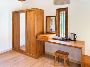 Deluxe Triple Room, Garden View | Room amenity