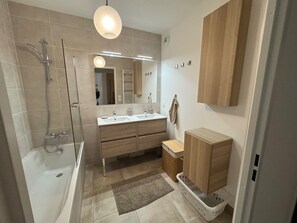 Shower, hair dryer, towels, soap - Jardin Secret A04 by Avecoeur (Antibes)