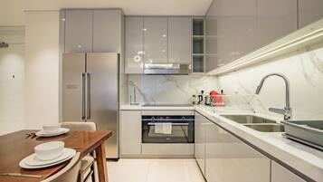 Kühlschrank, Mikrowelle, Ofen, Herdplatte