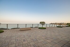 Terrace/patio - Luxury Seaview 3BR w/ Asst Room, Just Minutes from Fujairah’s Pristine Beaches (Fujairah)