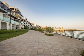 Property grounds - Luxury Seaview 3BR w/ Asst Room, Just Minutes from Fujairah’s Pristine Beaches (Fujairah)