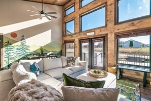 Smart TV, fireplace - Hot Tub, Fire Pit, GAMES | 2 king beds |Sleeps 6|Close 2 Parkway (Sevierville)