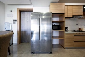 Frigorífico grande, microondas, horno y placa de cocina