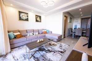 Klassiek appartement, balkon, uitzicht op de stad | Woonruimte | Een 55-inch smart-tv met kabelzenders, Netflix en filmpremières