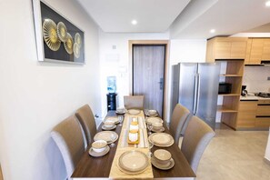 Apartamento clásico, balcón, vistas a la ciudad | Comedor