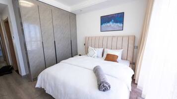 Apartamento clásico, balcón, vistas a la ciudad | Escritorio y espacio para trabajar con un portátil