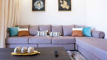 Apartamento clásico, balcón, vistas a la ciudad | Zona de estar | Una Smart TV, Netflix, películas de estreno, servicios de streaming