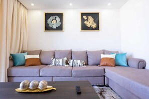 Apartamento clásico, balcón, vistas a la ciudad | Zona de estar | Una Smart TV, Netflix, películas de estreno, servicios de streaming