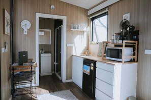 Kühlschrank, Mikrowelle, Herdplatte, Toaster