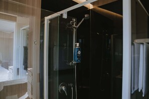 Shower, hair dryer, towels - Tallarook Hilltop Tiny House 3 by Tiny Away (Tallarook)