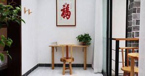 Luxury-Doppelzimmer, Terrasse, Gartenblick | Kostenloses WLAN, Bettwäsche