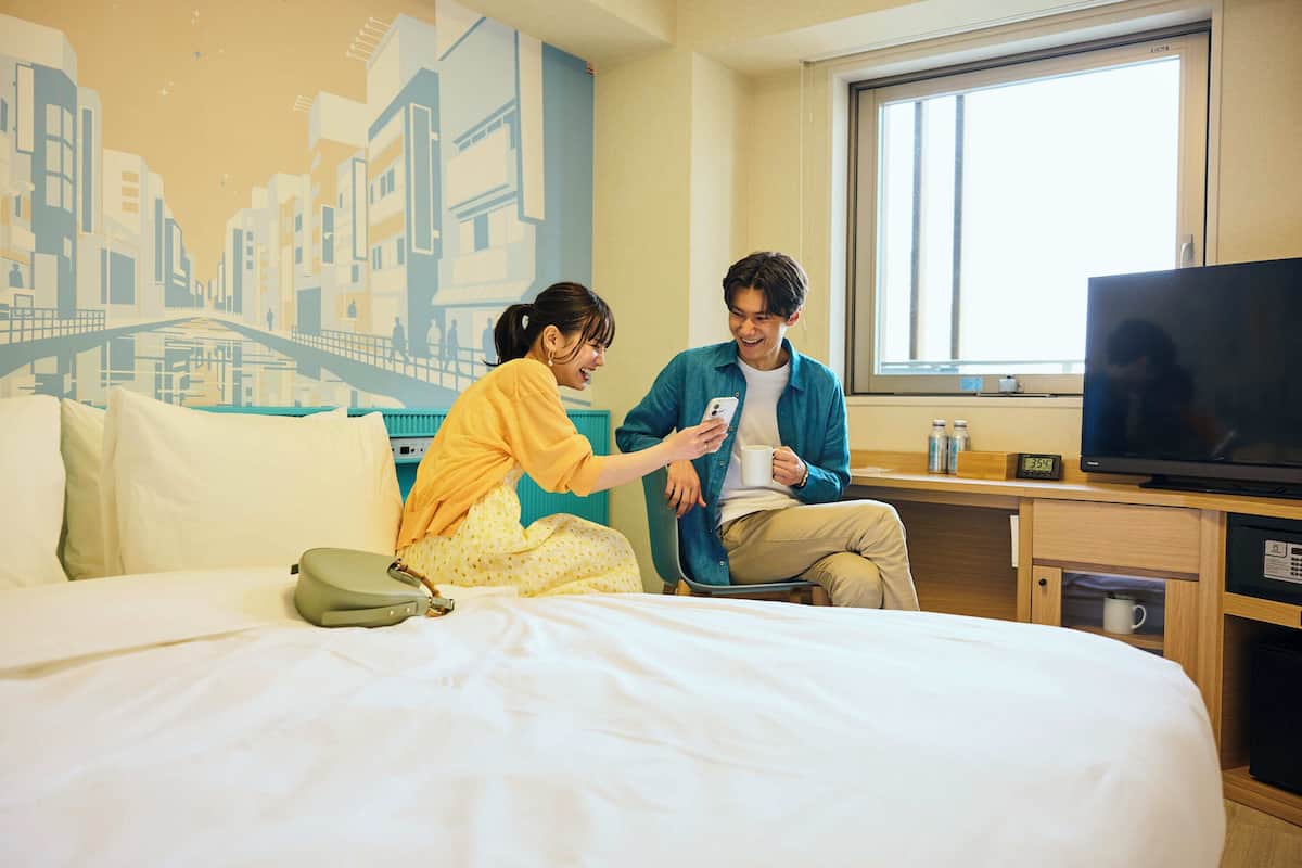 デラックス キング 禁煙 | デスク、ノートパソコン用作業スペース、WiFi (無料)、ベッドシーツ