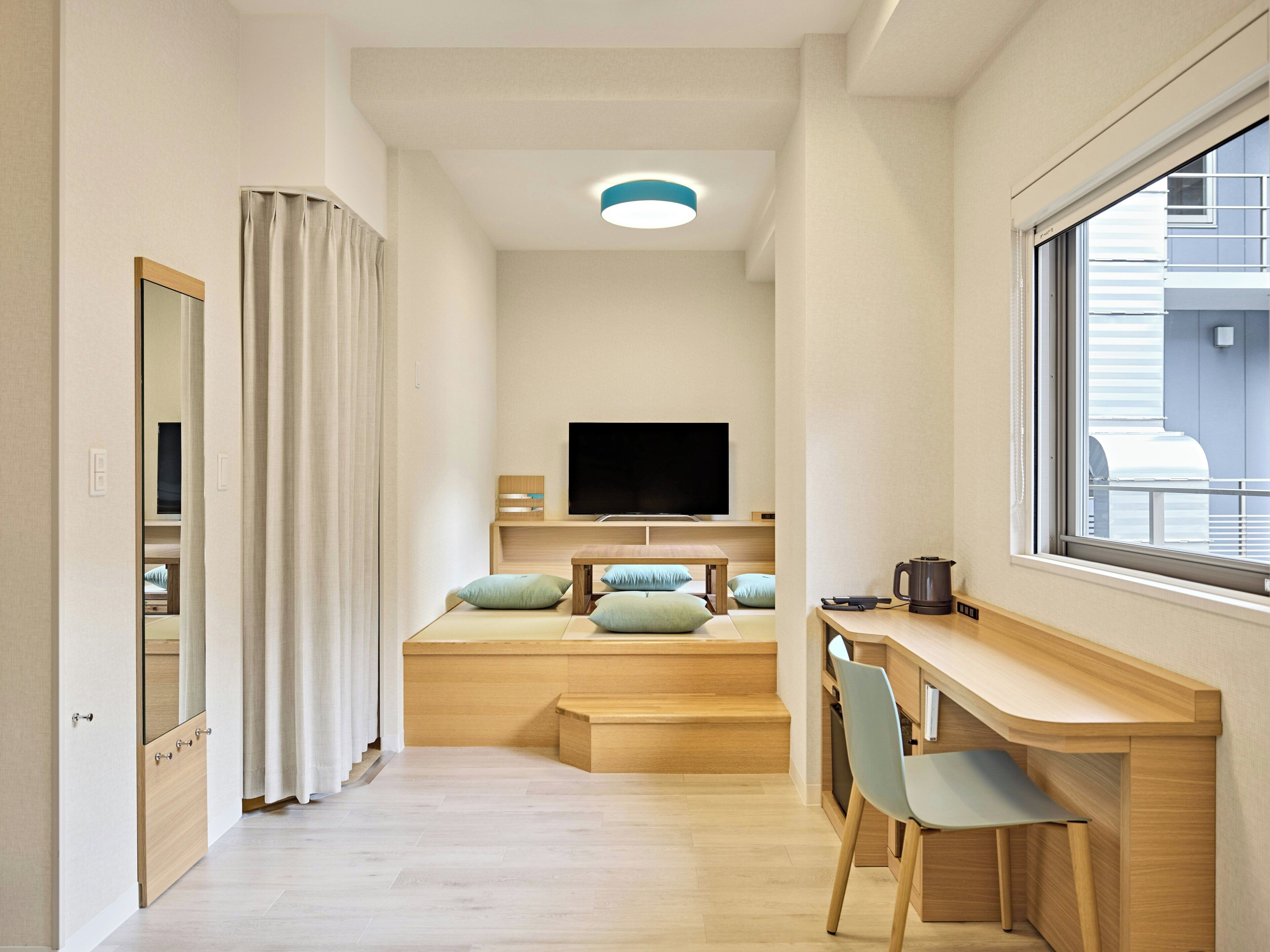 مكتب ومساحة عمل للكمبيوتر المحمول وواي فاي مجانًا وملاءات أسرّة