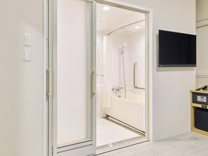 Salle de bain accessible aux personnes à mobilité réduite